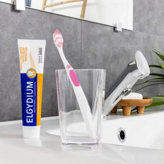 Elgydium Basic Brosse à Dents Médium Rose - image 2